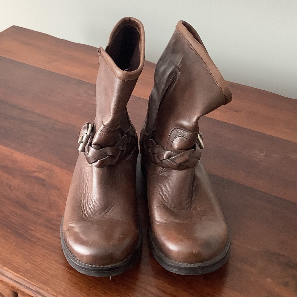 Excellent condition- Steve Madden leather boots